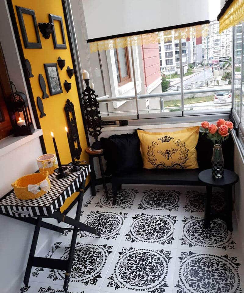 Siyah ve sarı ile dikkat çekici bir cam balkon
