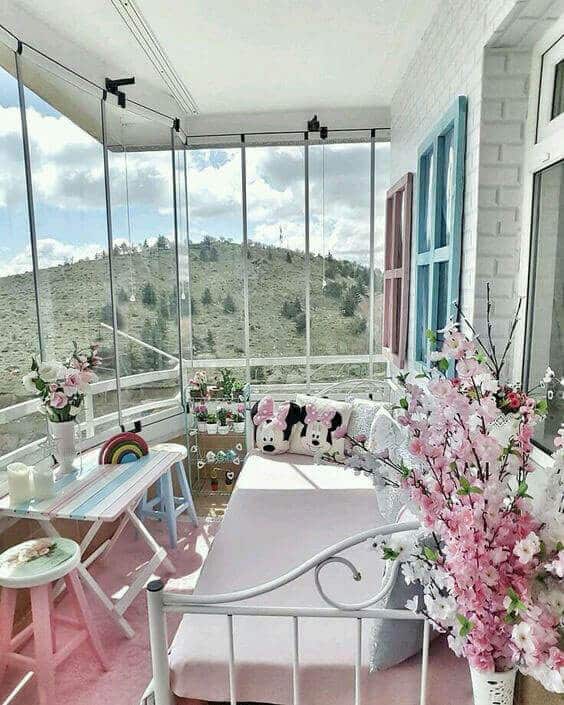 Pastel renkler ile tasarlanmış bir cam balkon