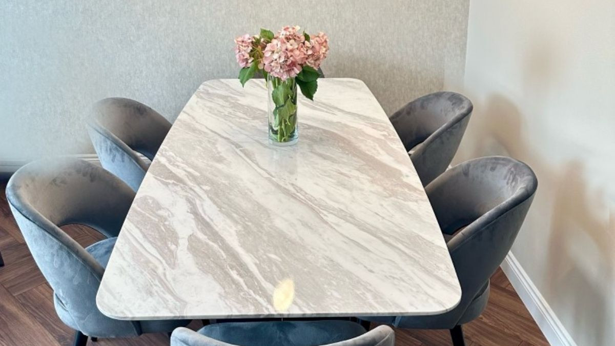 Salon Dekorasyonunda Zamansız Bir Dokunuş: Mermer Masa Seçim Rehberi  