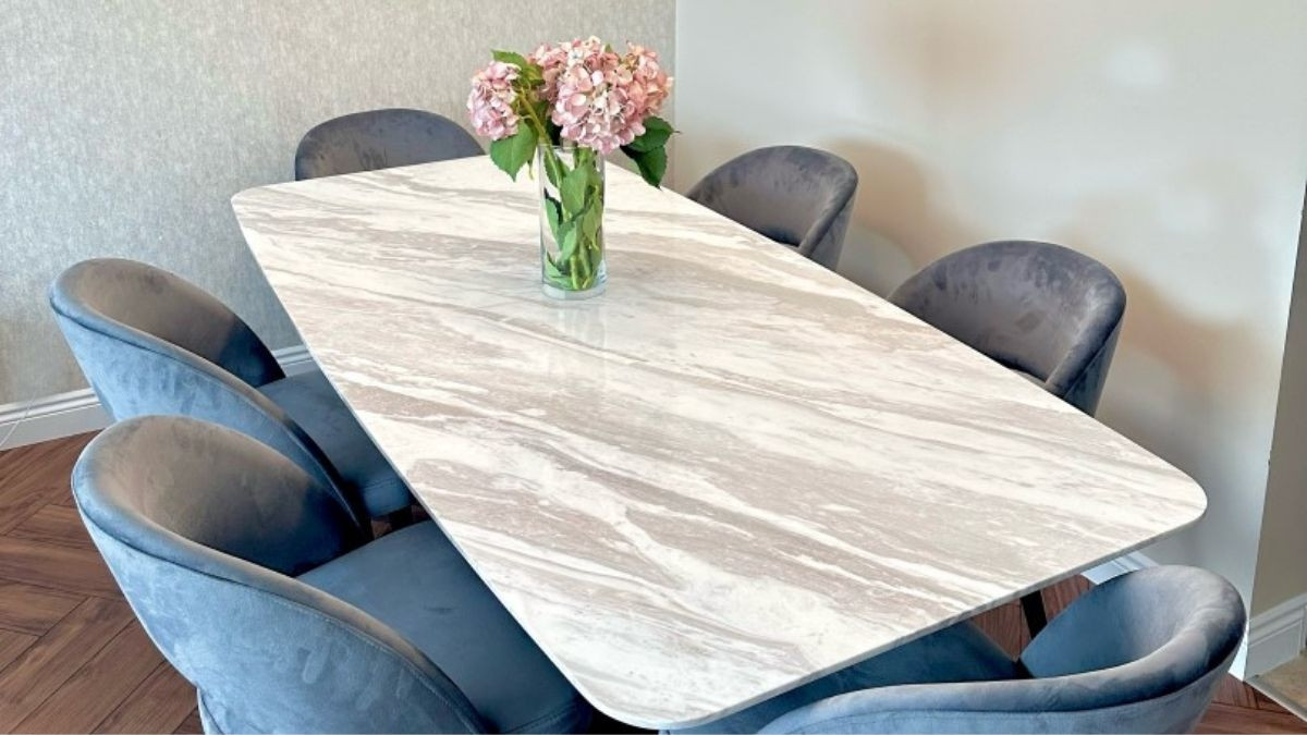 Salon Dekorasyonunda Zamansız Bir Dokunuş: Mermer Masa Seçim Rehberi  