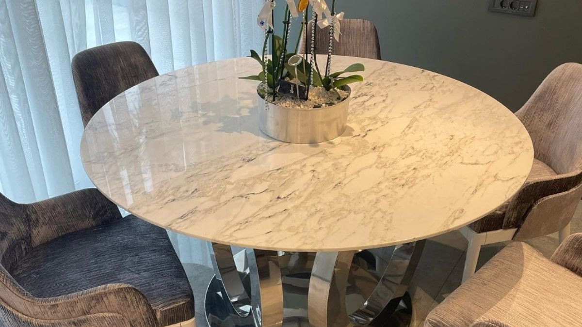 Salon Dekorasyonunda Zamansız Bir Dokunuş: Mermer Masa Seçim Rehberi  